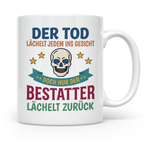Bestatter Tasse mit Spruch Der Tod lächelt zurück | Geschenk – Weiß [farbe:weiß]