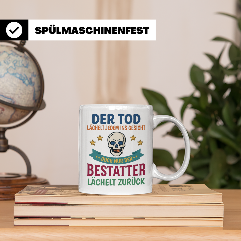 Bestatter Tasse mit Spruch Der Tod lächelt zurück | Geschenk – Weiß [farbe:weiß]