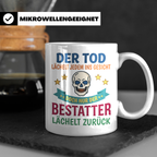 Bestatter Tasse mit Spruch Der Tod lächelt zurück | Geschenk – Weiß [farbe:weiß]