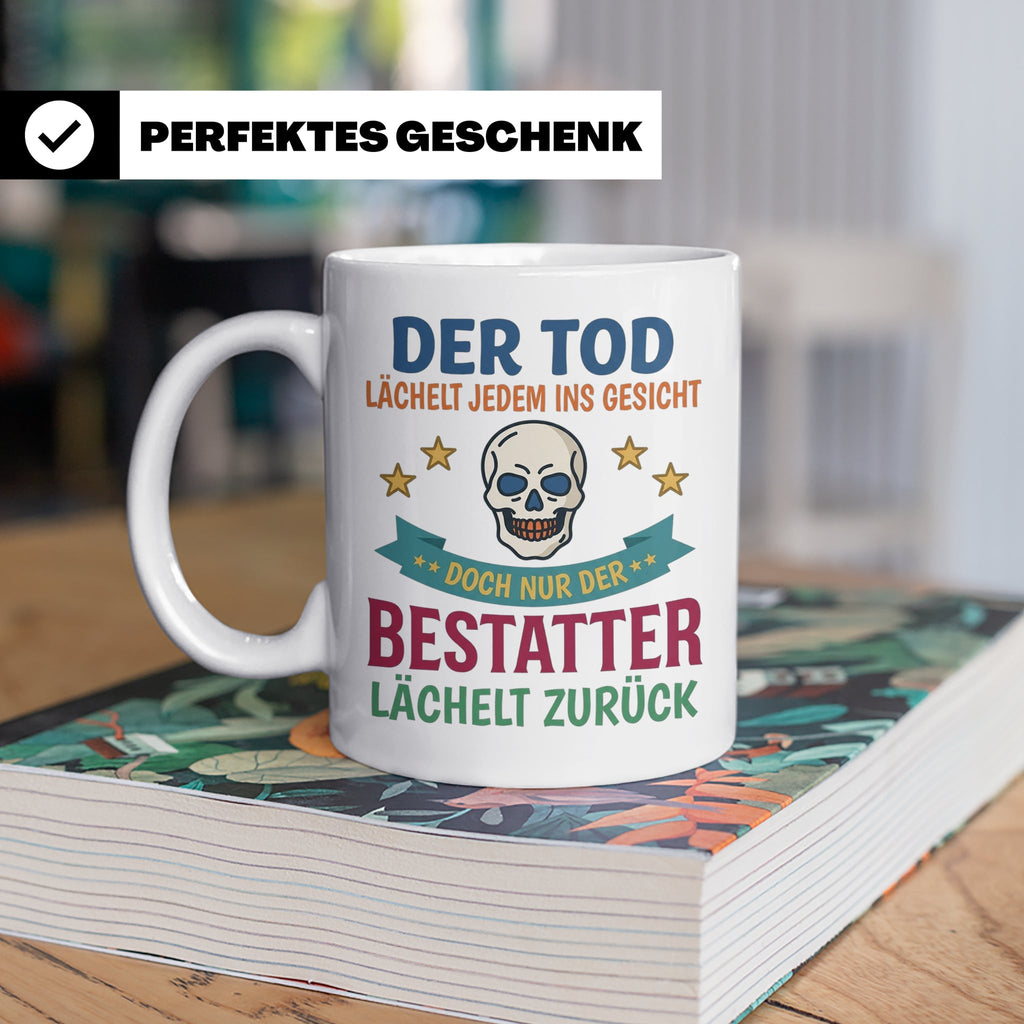 Bestatter Tasse mit Spruch Der Tod lächelt zurück | Geschenk – Weiß [farbe:weiß]