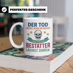 Bestatter Tasse mit Spruch Der Tod lächelt zurück | Geschenk – Weiß [farbe:weiß]