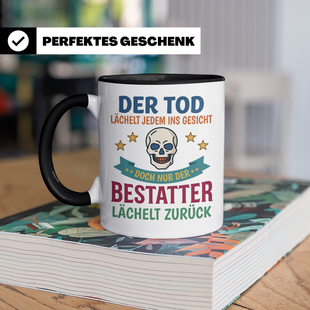 Bestatter Tasse mit Spruch Der Tod lächelt zurück | Geschenk – Schwarz [farbe:schwarz]