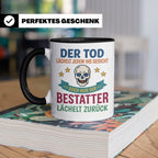 Bestatter Tasse mit Spruch Der Tod lächelt zurück | Geschenk – Schwarz [farbe:schwarz]