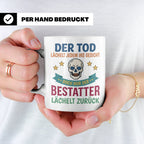 Bestatter Tasse mit Spruch Der Tod lächelt zurück | Geschenk – Weiß [farbe:weiß]
