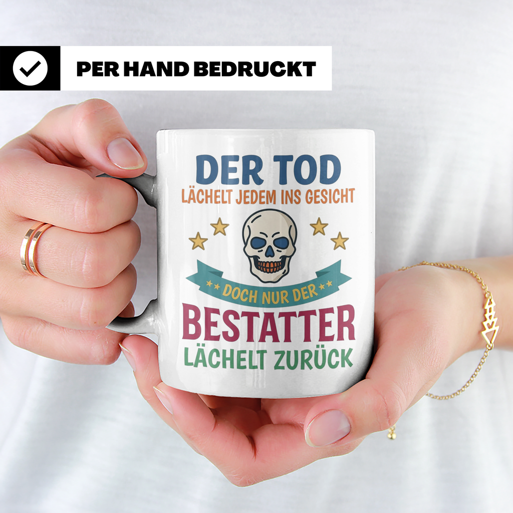 Bestatter Tasse mit Spruch Der Tod lächelt zurück | Geschenk – Weiß [farbe:weiß]