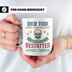 Bestatter Tasse mit Spruch Der Tod lächelt zurück | Geschenk – Weiß [farbe:weiß]