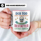 Bestatter Tasse mit Spruch Der Tod lächelt zurück | Geschenk – Rosa [farbe:rosa]