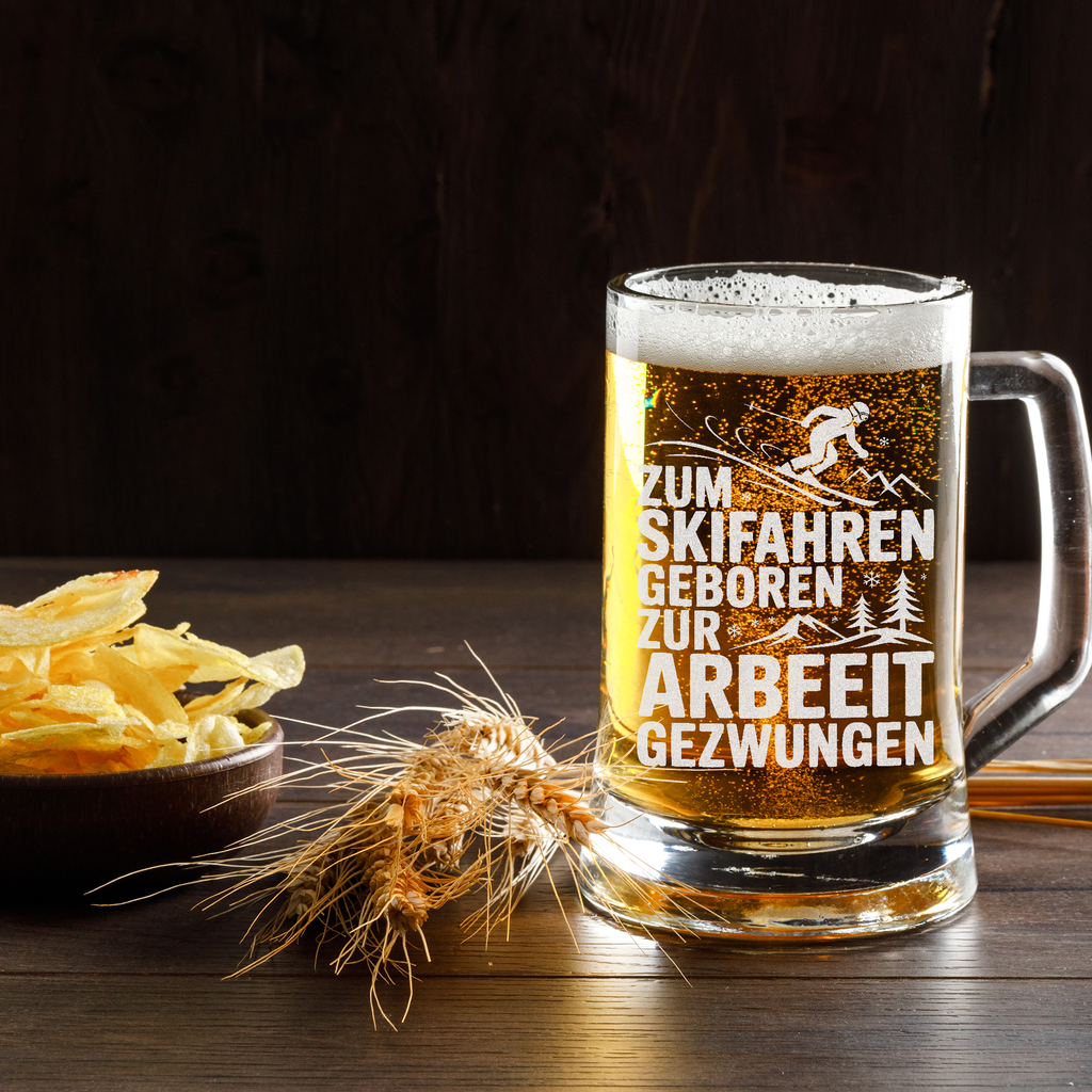 Zum Skifahren geboren – lustiger Bierkrug für Skifahrer, Geschenkidee für Wintersport-Fans, Après-Ski Humor für Männer & Frauen