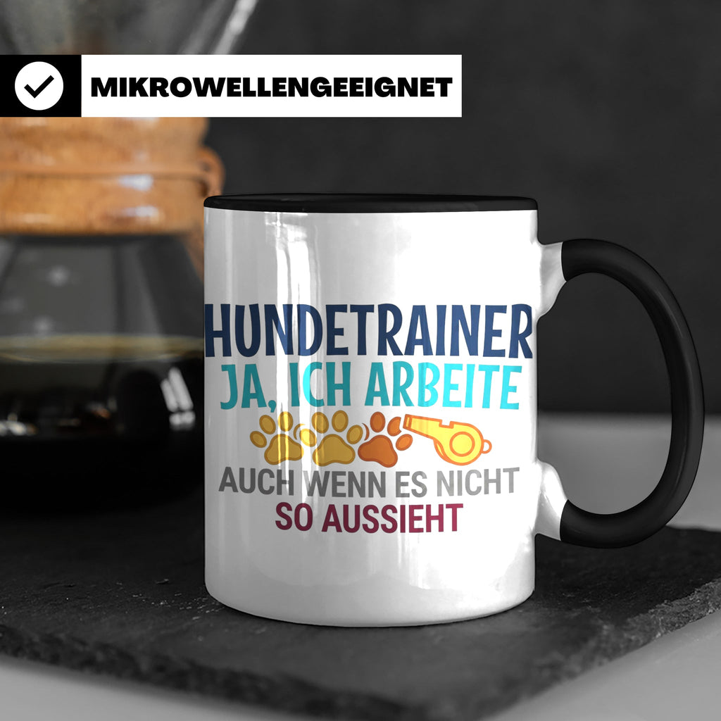 Hundetrainer Tasse mit Spruch | Ja ich arbeite | Lustiges Ge – Schwarz [farbe:schwarz]