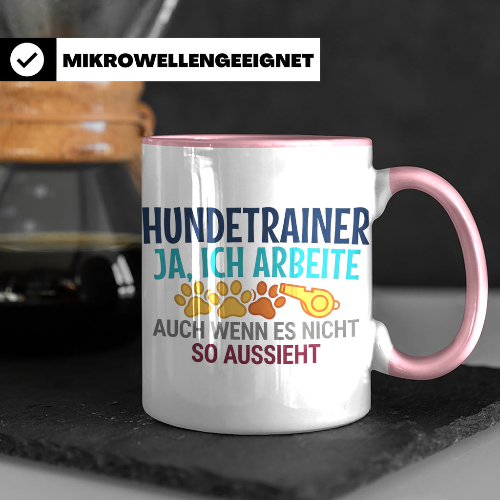 Hundetrainer Tasse mit Spruch | Ja ich arbeite | Lustiges Ge – Rosa [farbe:rosa]