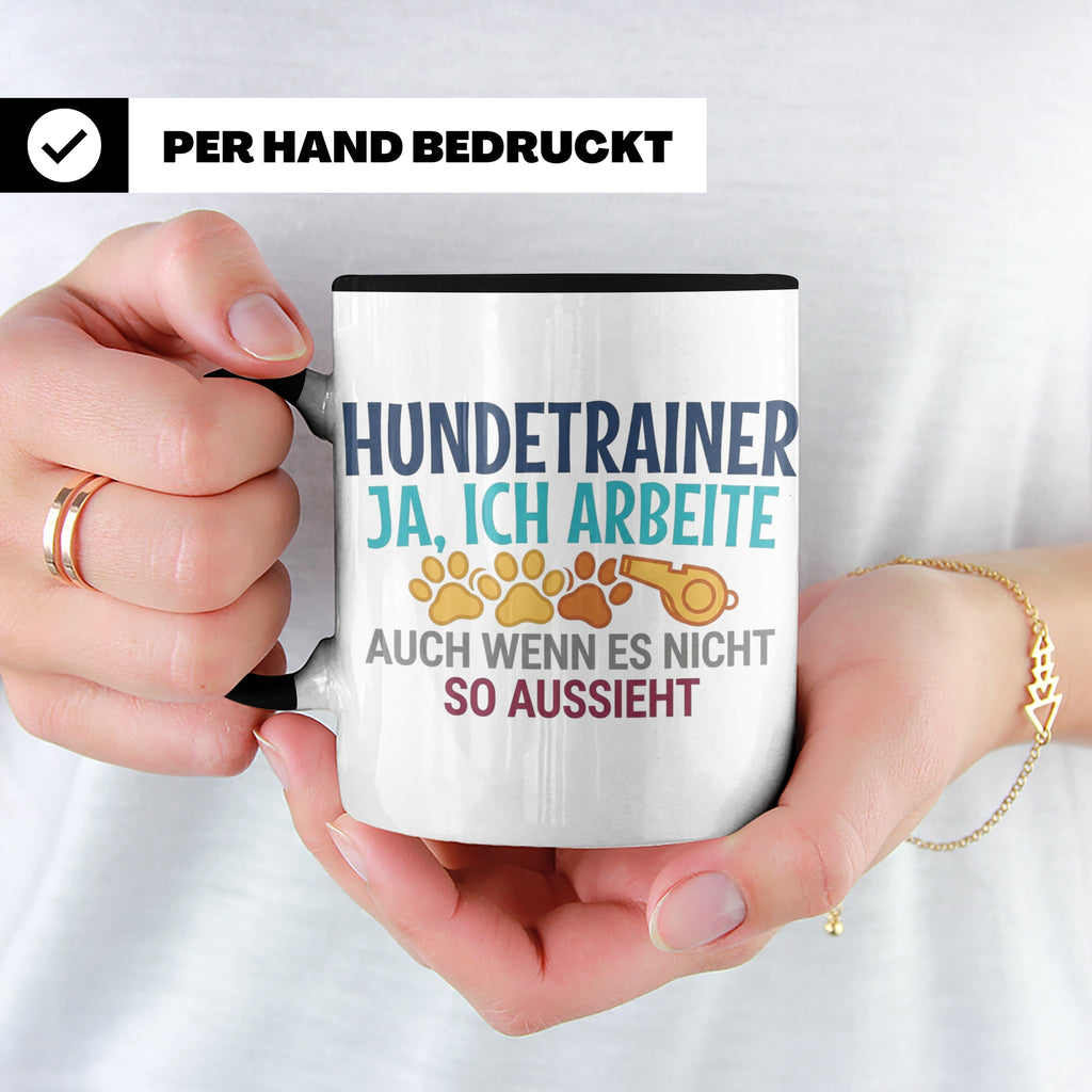 Hundetrainer Tasse mit Spruch | Ja ich arbeite | Lustiges Ge – Schwarz [farbe:schwarz]