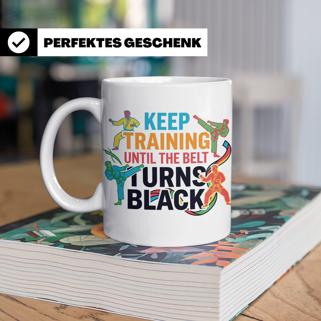 Karate Tasse Schwarzer Gürtel Spruch Keep Training Until The – Weiß [farbe:weiß]