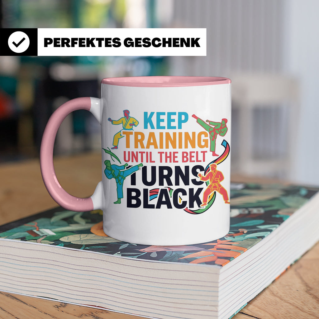 Karate Tasse Schwarzer Gürtel Spruch Keep Training Until The – Rosa [farbe:rosa]
