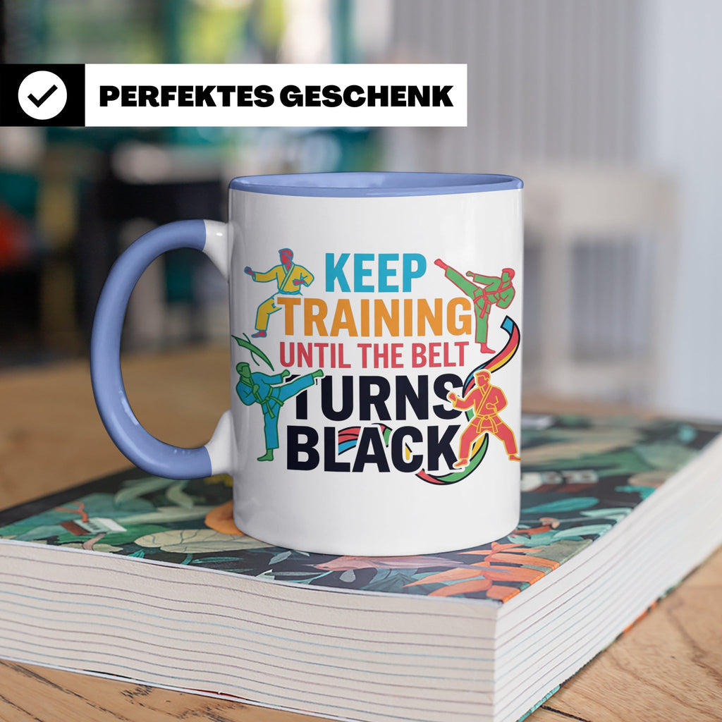 Karate Tasse Schwarzer Gürtel Spruch Keep Training Until The – Blau [farbe:blau]