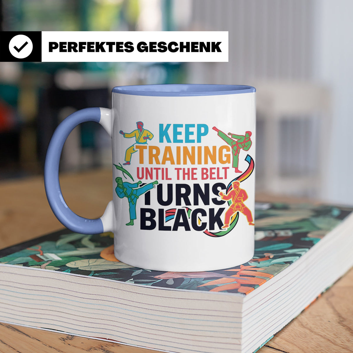 Karate Tasse Schwarzer Gürtel Spruch Keep Training Until The – Blau [farbe:blau]