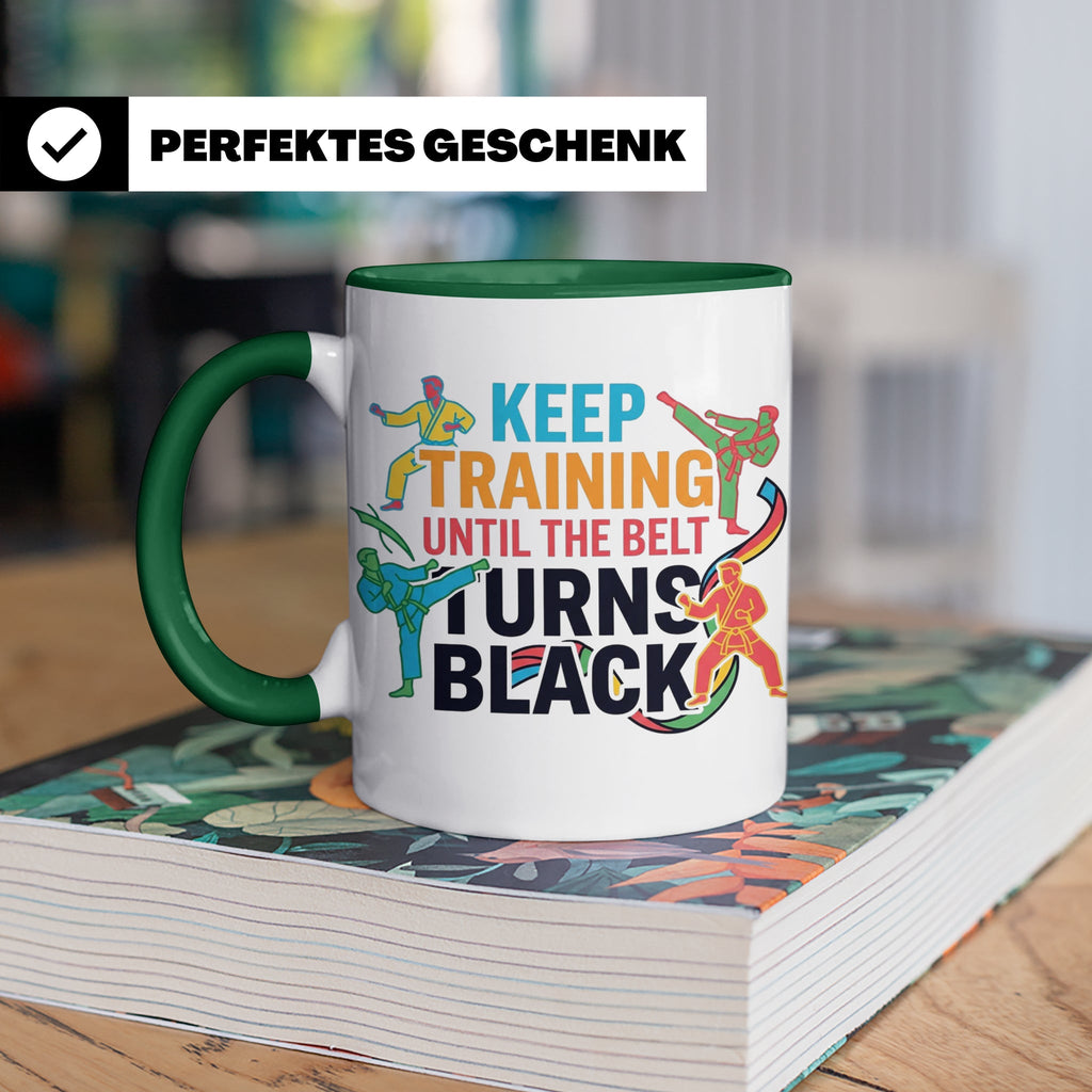 Karate Tasse Schwarzer Gürtel Spruch Keep Training Until The – Grün [farbe:grün]