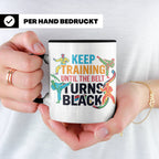 Karate Tasse Schwarzer Gürtel Spruch Keep Training Until The – Schwarz [farbe:schwarz]