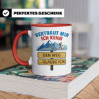 Wandern Tasse mit Spruch Vertraut mir ich kenn den Weg. Lust – Rot [farbe:rot]