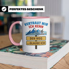 Wandern Tasse mit Spruch Vertraut mir ich kenn den Weg. Lust – Rosa [farbe:rosa]