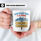 Wandern Tasse mit Spruch Vertraut mir ich kenn den Weg. Lust – Weiß [farbe:weiß]