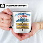 Wandern Tasse mit Spruch Vertraut mir ich kenn den Weg. Lust – Schwarz [farbe:schwarz]