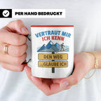 Wandern Tasse mit Spruch Vertraut mir ich kenn den Weg. Lust – Rot [farbe:rot]
