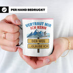 Wandern Tasse mit Spruch Vertraut mir ich kenn den Weg. Lust – Rosa [farbe:rosa]