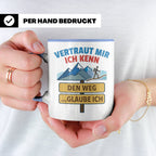 Wandern Tasse mit Spruch Vertraut mir ich kenn den Weg. Lust – Blau [farbe:blau]