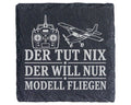 Schiefer Untersetzer Der tut nix will nur Modell fliegen - Geschenk fü – Bild 1