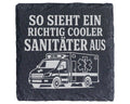 Schiefer Untersetzer So sieht ein richtig cooler Sanitäter aus - Gesch – Bild 1