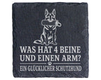 Schiefer Untersetzer Was hat 4 Beine und einen Arm Schutzhund - Lustig – Bild 1