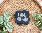 Schiefer Untersetzer I Am 49 Plus Mittelfinger - Lustiges Geschenk Zum – Bild 3