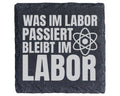 Schiefer Untersetzer Was Im Labor Passiert Bleibt - Lustiges Geschenk  – Bild 1