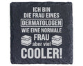 Schiefer Untersetzer Frau Eines Dermatologen Cooler Spruch - Geschenk  – Bild 1