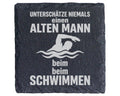 Schiefer Untersetzer Schwimmer Alter Mann Spruch Unterschätze Niemals  – Bild 1