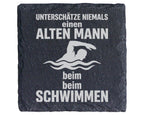 Schiefer Untersetzer Schwimmer Alter Mann Spruch Unterschätze Niemals  – Bild 1