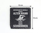 Schiefer Untersetzer Schwimmer Alter Mann Spruch Unterschätze Niemals  – Bild 4