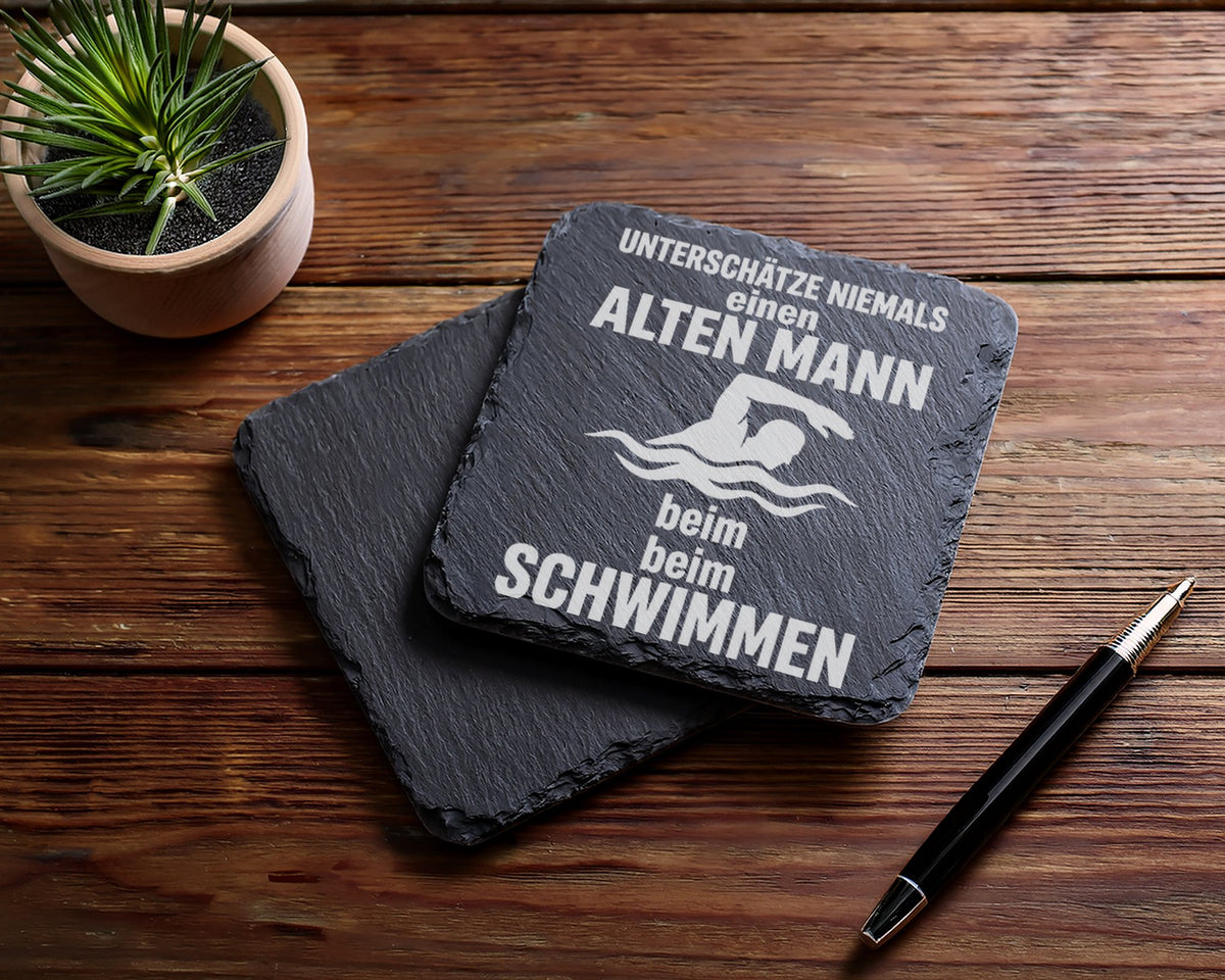 Schiefer Untersetzer Schwimmer Alter Mann Spruch Unterschätze Niemals  – Bild 5